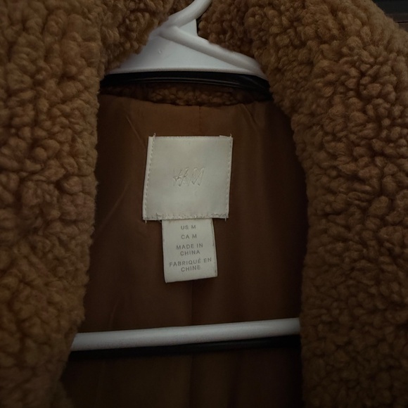 H&M Tan Teddy Jacket with Structured Shoulders and Modern Silhouette - Picture 3 of 3